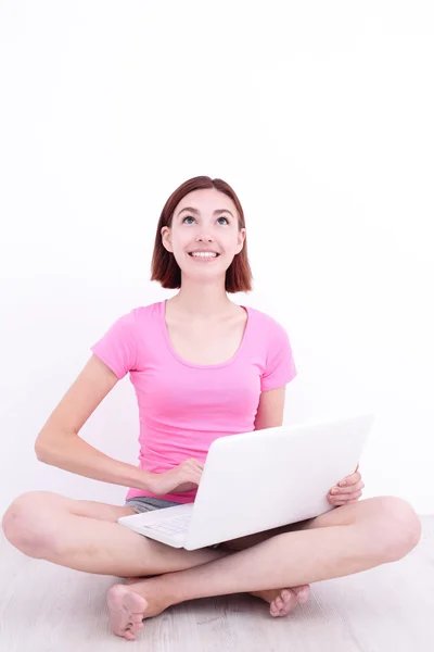 Vrouw met laptop op de vloer — Stockfoto