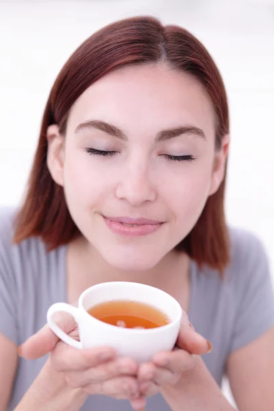 Mujer sosteniendo taza de té —  Fotos de Stock