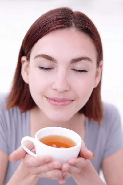 Mujer sosteniendo taza de té — Foto de Stock