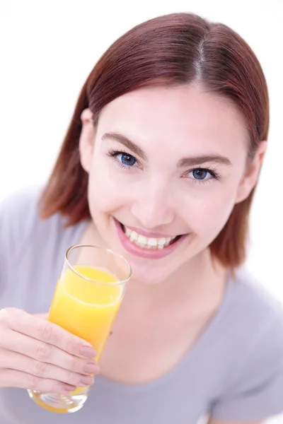 Boldog asszony gazdaság narancs juice — Stock Fotó