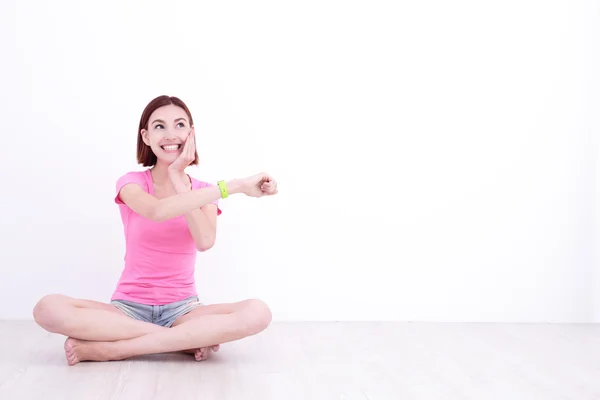 Sorrindo mulher olhando para relógio inteligente — Fotografia de Stock