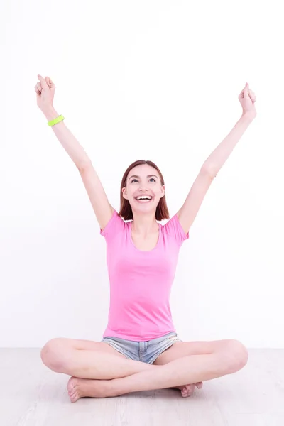 Lächelnde Frau mit Blick auf smarte Uhr — Stockfoto