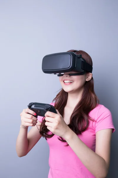 Frau spielt Spiele mit vr — Stockfoto