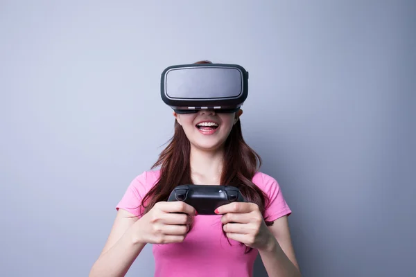 Woman playing games with vr — Stock Photo, Image