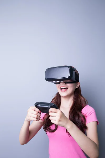 Vrouw spelen met vr — Stockfoto