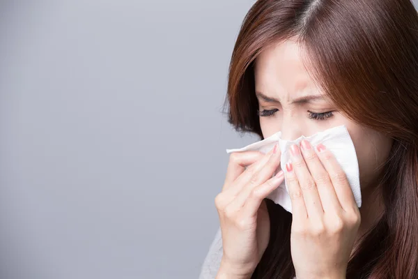 A Woman catches a cold — Stock Photo, Image