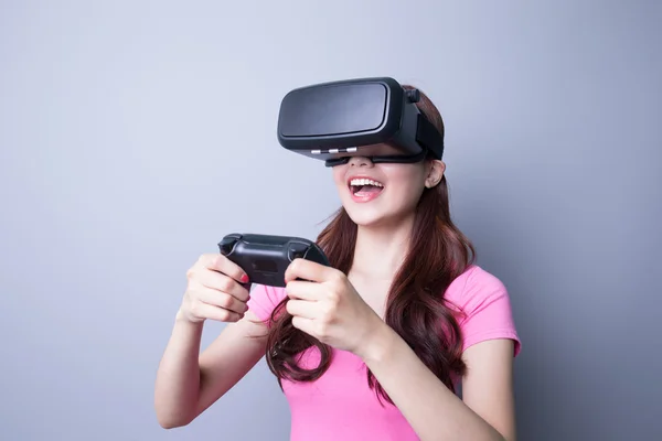 Mulher jogar jogos com vr — Fotografia de Stock