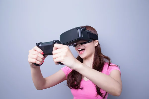 Frau spielt Spiele mit vr — Stockfoto