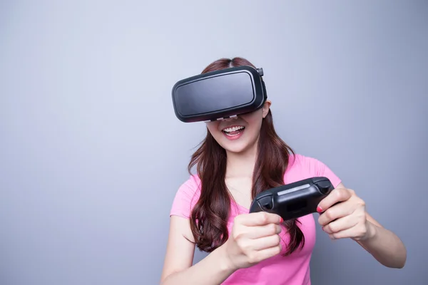 Mulher jogar jogos com vr — Fotografia de Stock