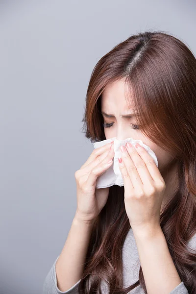 A Woman catches a cold — Stock Photo, Image