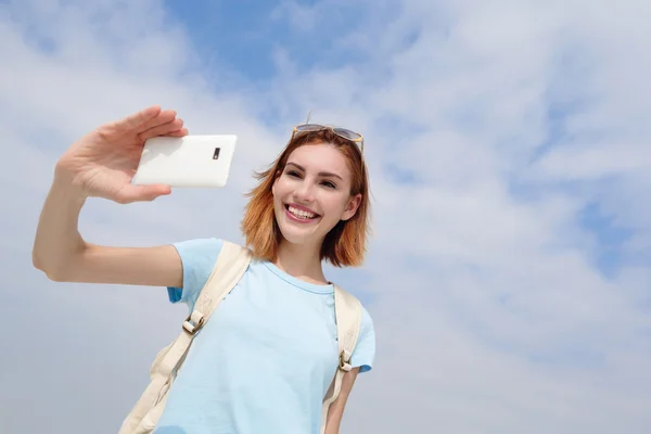 Mutlu seyahat kadını kabul selfie — Stok fotoğraf