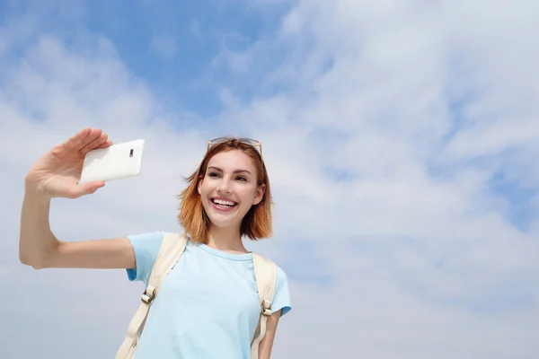 Mutlu seyahat kadını kabul selfie — Stok fotoğraf