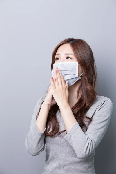 Una donna indossa una maschera — Foto Stock