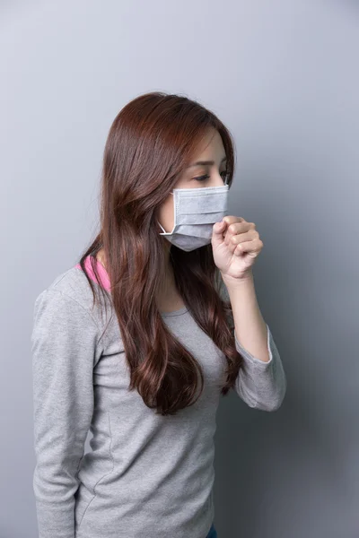Eine Frau trägt eine Maske — Stockfoto