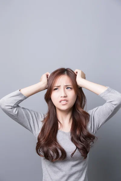Egy nő úgy érzi fejfájás — Stock Fotó