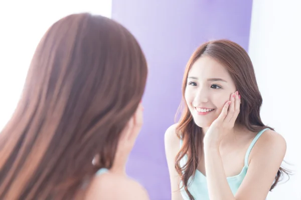 Sorriso mulher olhar espelho — Fotografia de Stock