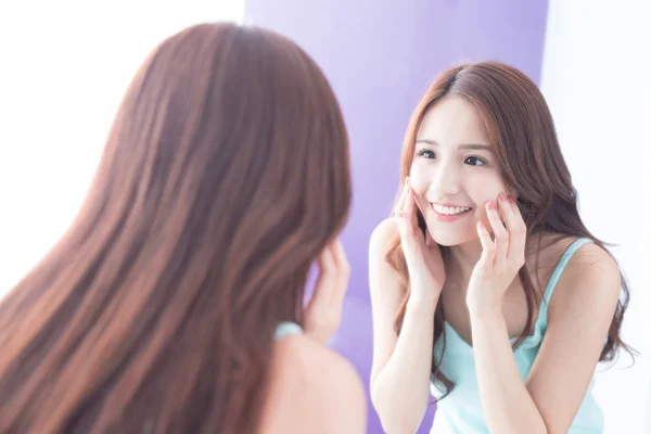 Sorriso mulher olhar espelho — Fotografia de Stock