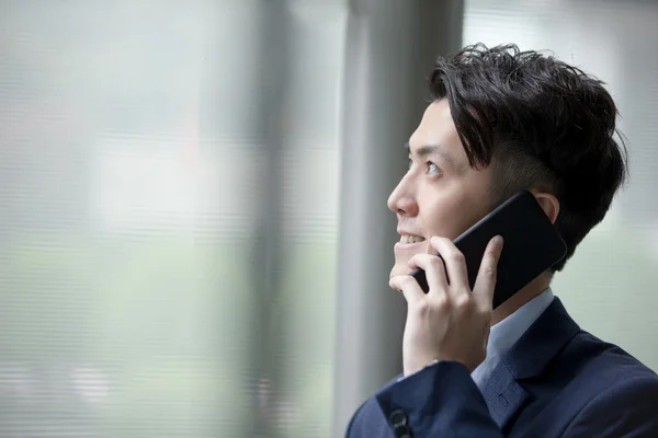 Homme d'affaires parlant sur le téléphone intelligent — Photo