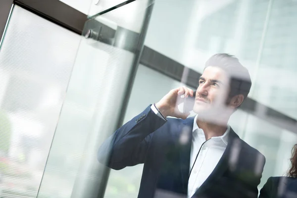 Businessman talking on smart phone — Stock Photo, Image