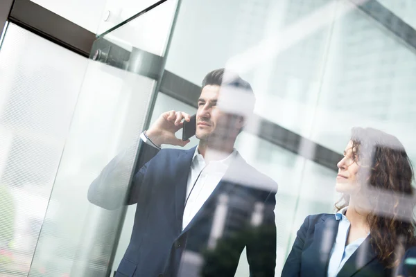 Företag använder smart telefon — Stockfoto