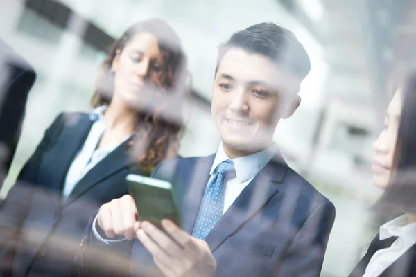 Business team gebruiken slimme telefoon — Stockfoto