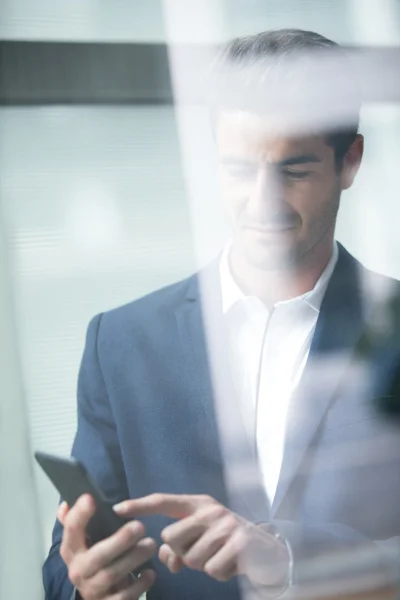 Homme d'affaires parlant sur le téléphone intelligent — Photo