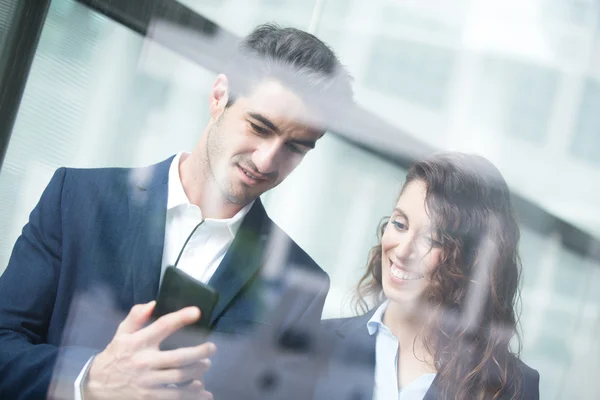 Equipo de negocios utilizar el teléfono inteligente —  Fotos de Stock