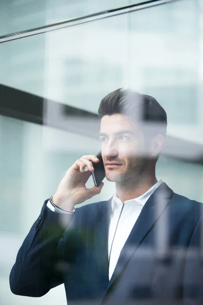 Biznesmen rozmawia inteligentny telefon — Zdjęcie stockowe