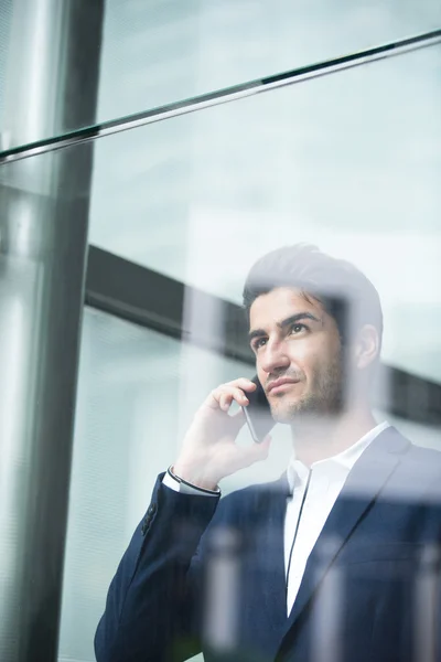 Businessman talking on smart phone — Stock Photo, Image