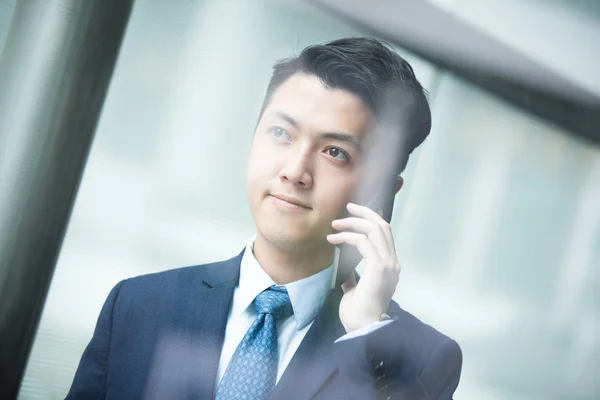 Geschäftsmann telefoniert mit Smartphone — Stockfoto