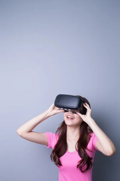 Mujer usando gafas VR-auriculares —  Fotos de Stock