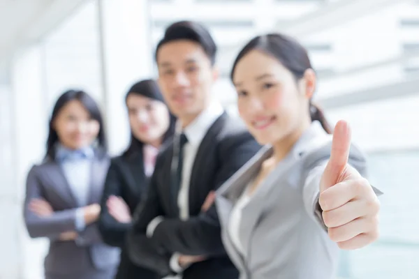 Mujer de negocios mostrando pulgar hacia arriba — Foto de Stock