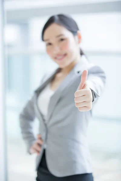 Бізнес-леді показує великий палець вгору — стокове фото