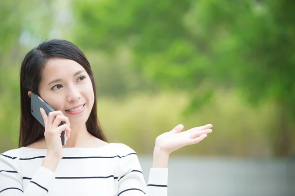 Kvinna med telefon — Stockfoto