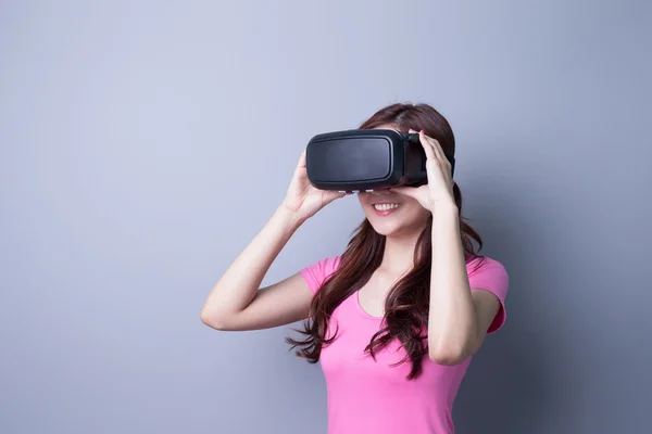 Mujer usando gafas VR-auriculares —  Fotos de Stock