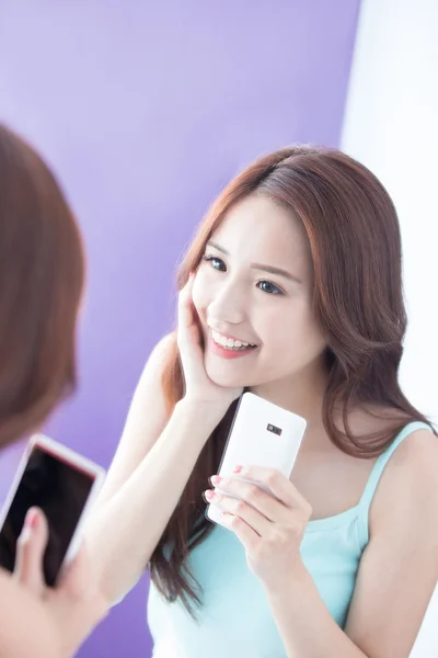 Woman smiling  and taking selfie — Stock Photo, Image
