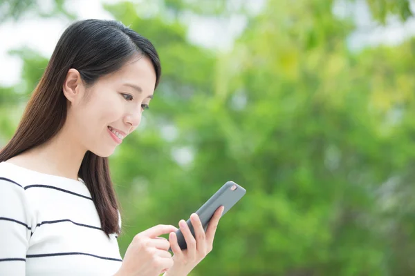 Kvinnan använda smart telefon — Stockfoto