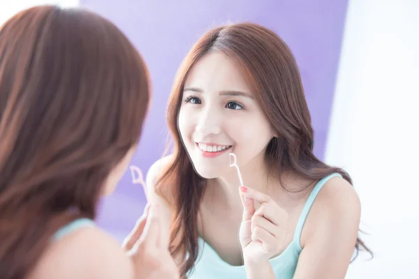 Mujer sonrisa con dientes de hilo dental — Foto de Stock