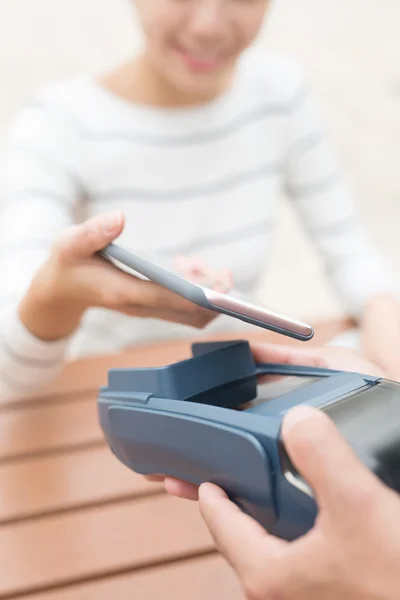 Customer pay by cellphone — Stock Photo, Image