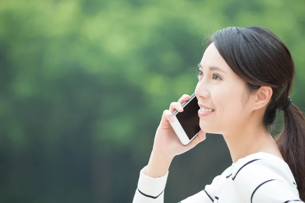Nő használ szúró telefon — Stock Fotó