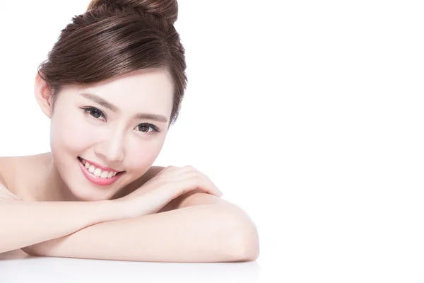 Bájos ázsiai nő mosolyogva — Stock Fotó