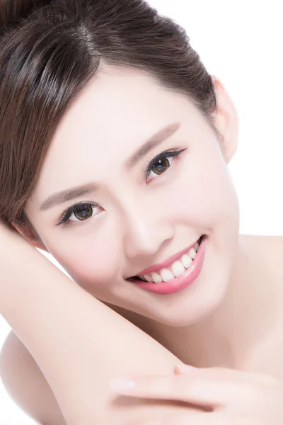 Очаровательная азиатка, улыбающаяся — стоковое фото