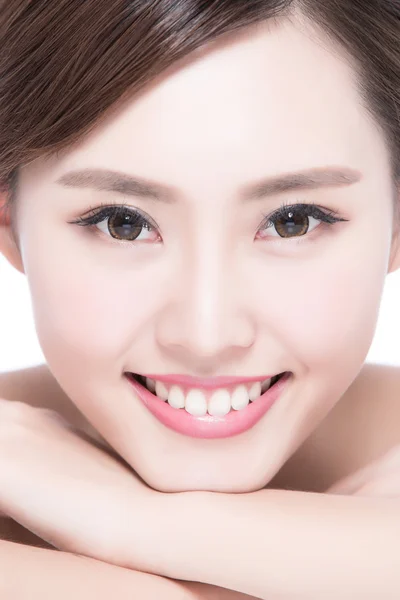 Charmante Aziatische vrouw Smiling — Stockfoto
