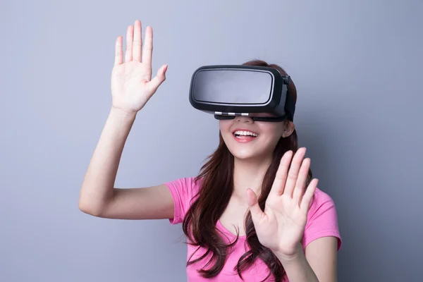 Woman using VR headset glasses — Stock Photo, Image