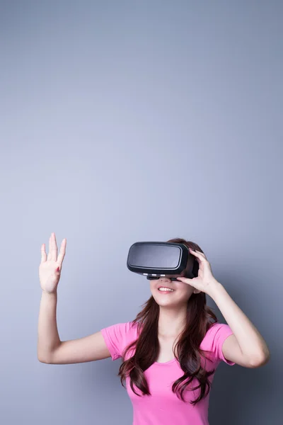 ผู้หญิงที่ใช้แว่นหูฟัง VR — ภาพถ่ายสต็อก