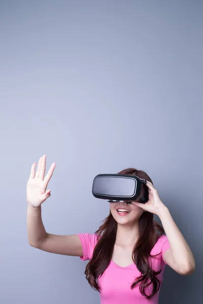 Donna che utilizza occhiali per cuffie VR — Foto Stock