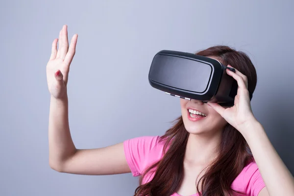 Mulher usando óculos VR headset — Fotografia de Stock