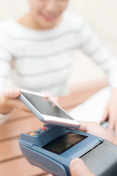 Customer pay by cellphone — Stock Photo, Image