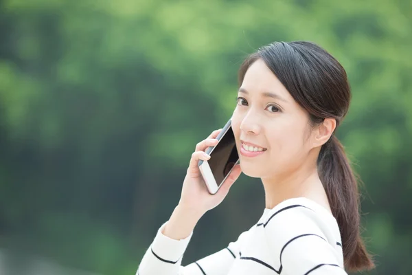 Gelukkige vrouw spreken — Stockfoto