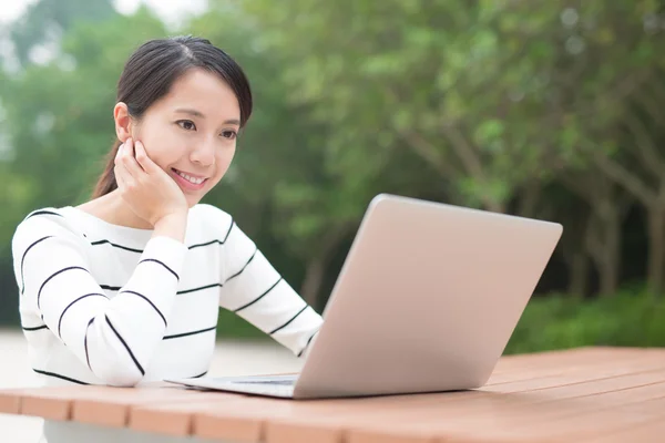 Glad Ung Vacker Kvinna Använder Bärbar Dator — Stockfoto